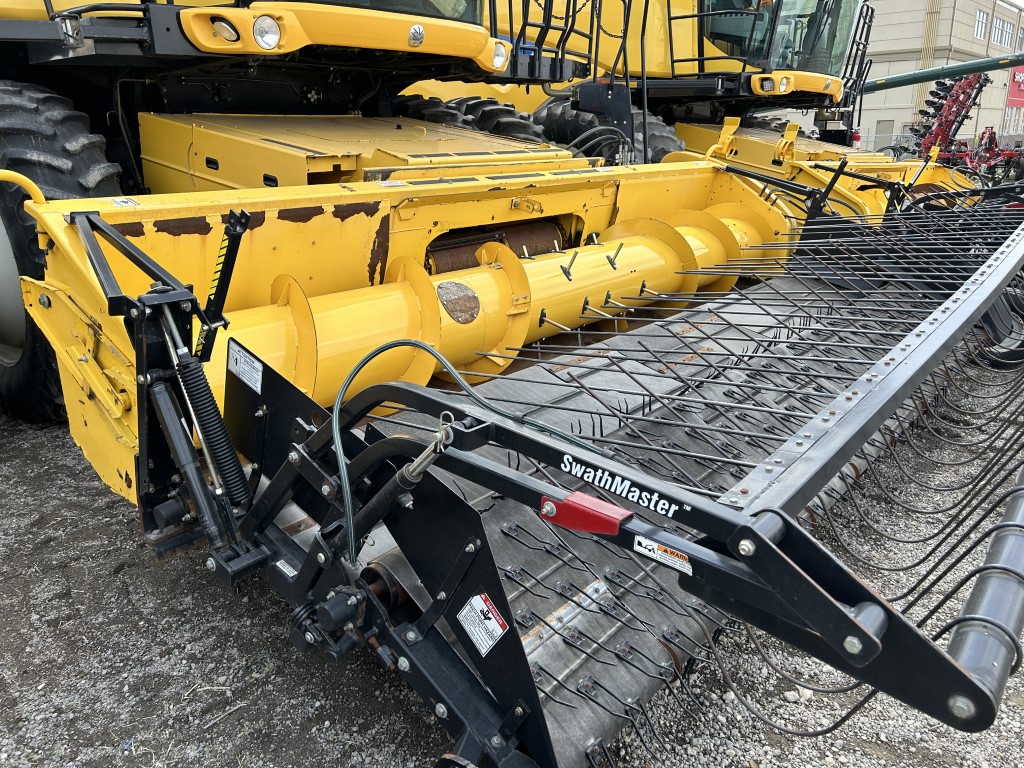 2008 New Holland CR9070 Combine