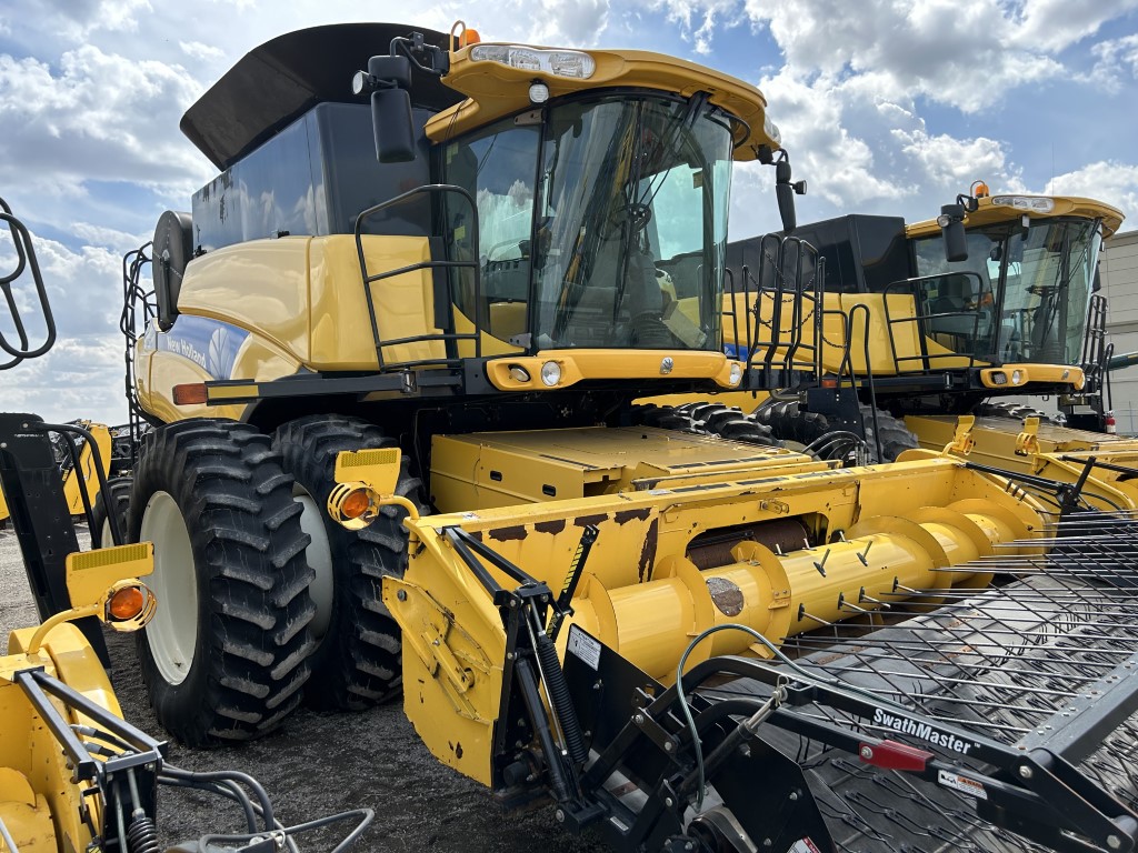 2008 New Holland CR9070 Combine