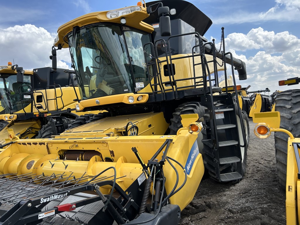 2008 New Holland CR9070 Combine