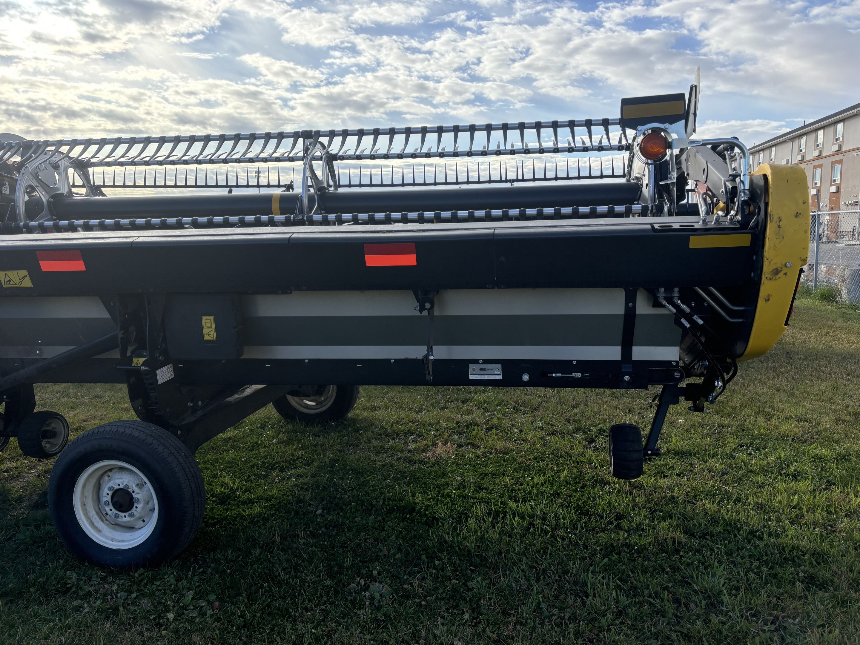 2023 MacDon FD240 Header Draper Flex