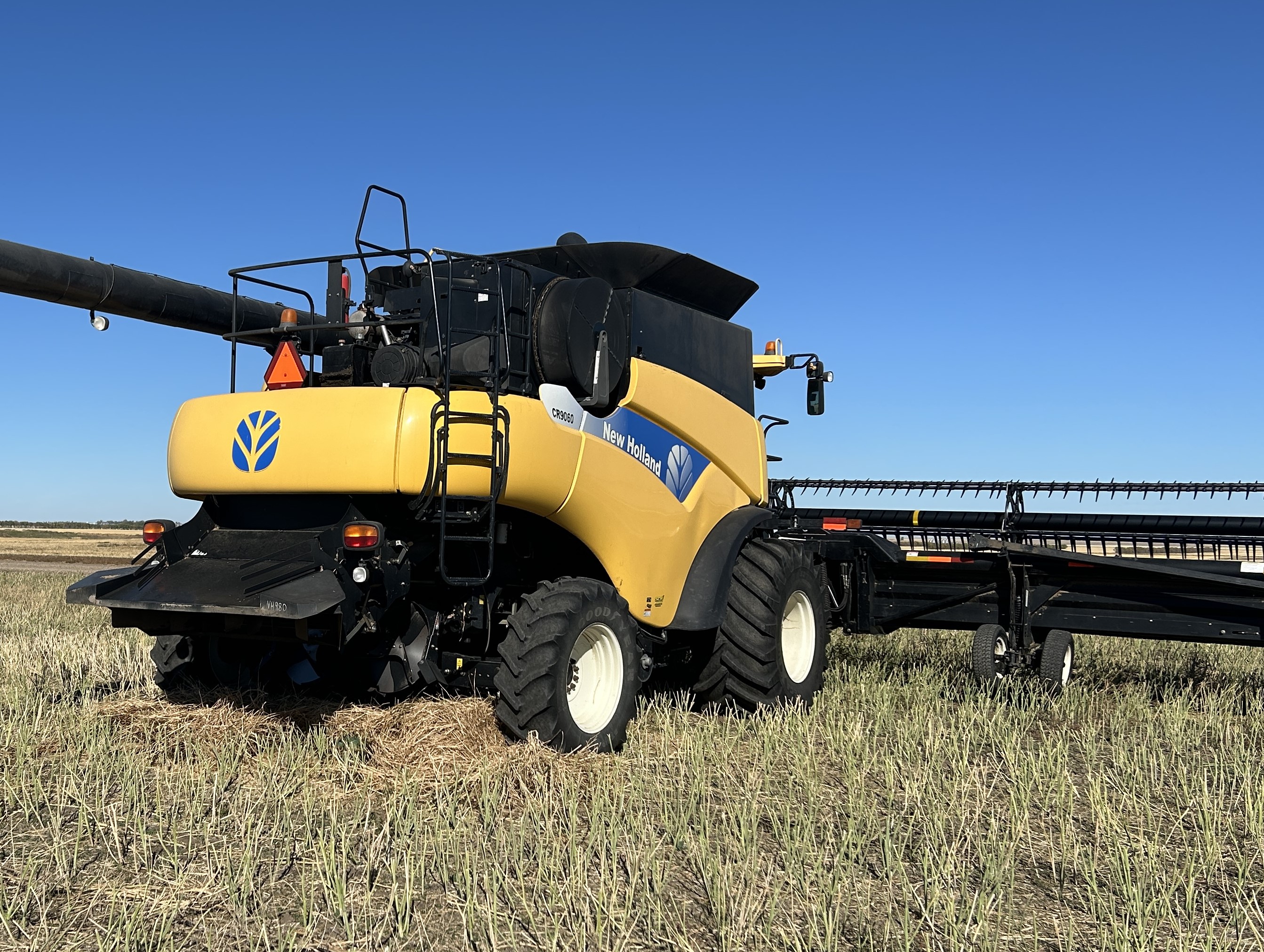 2010 New Holland CR9060 Combine