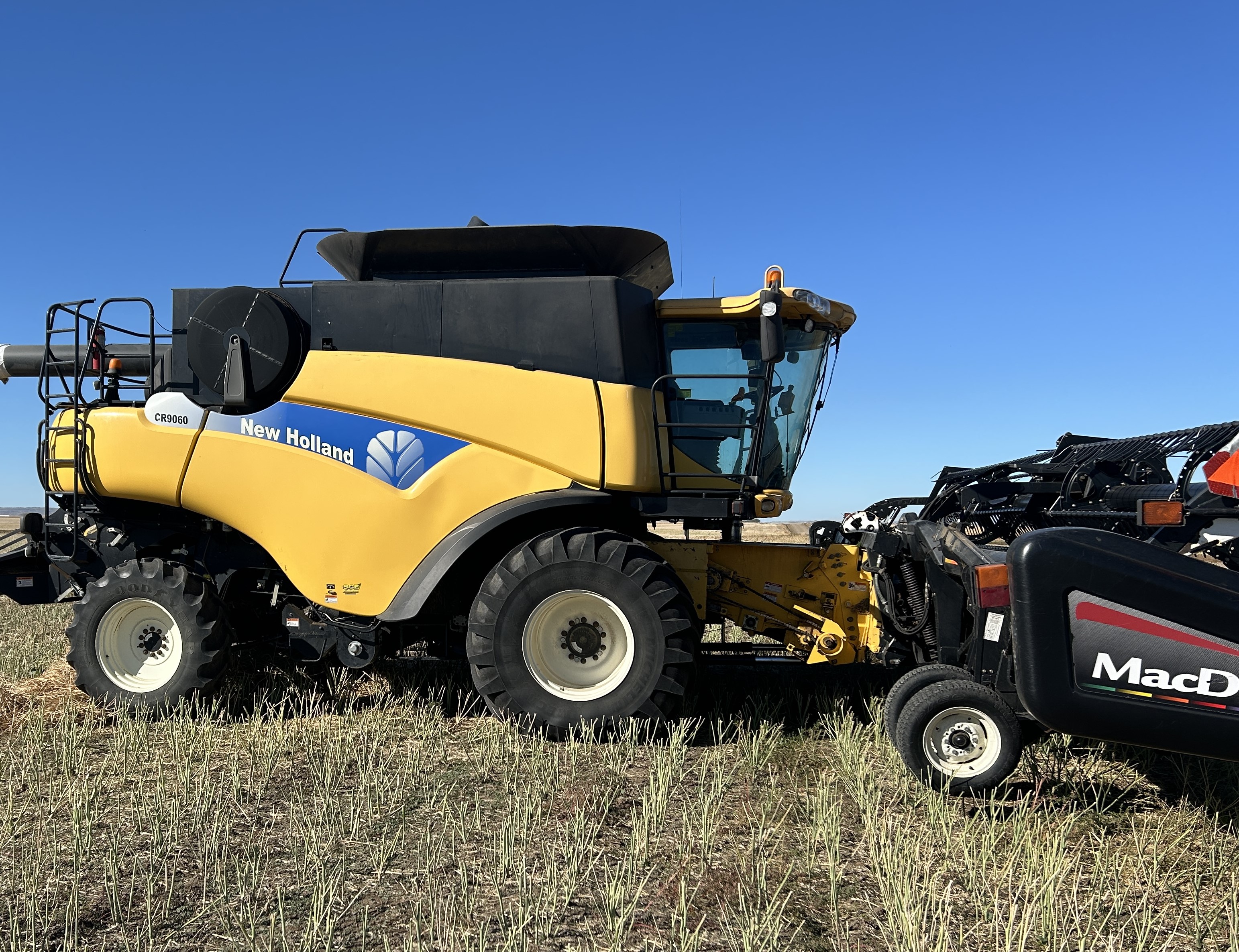 2010 New Holland CR9060 Combine