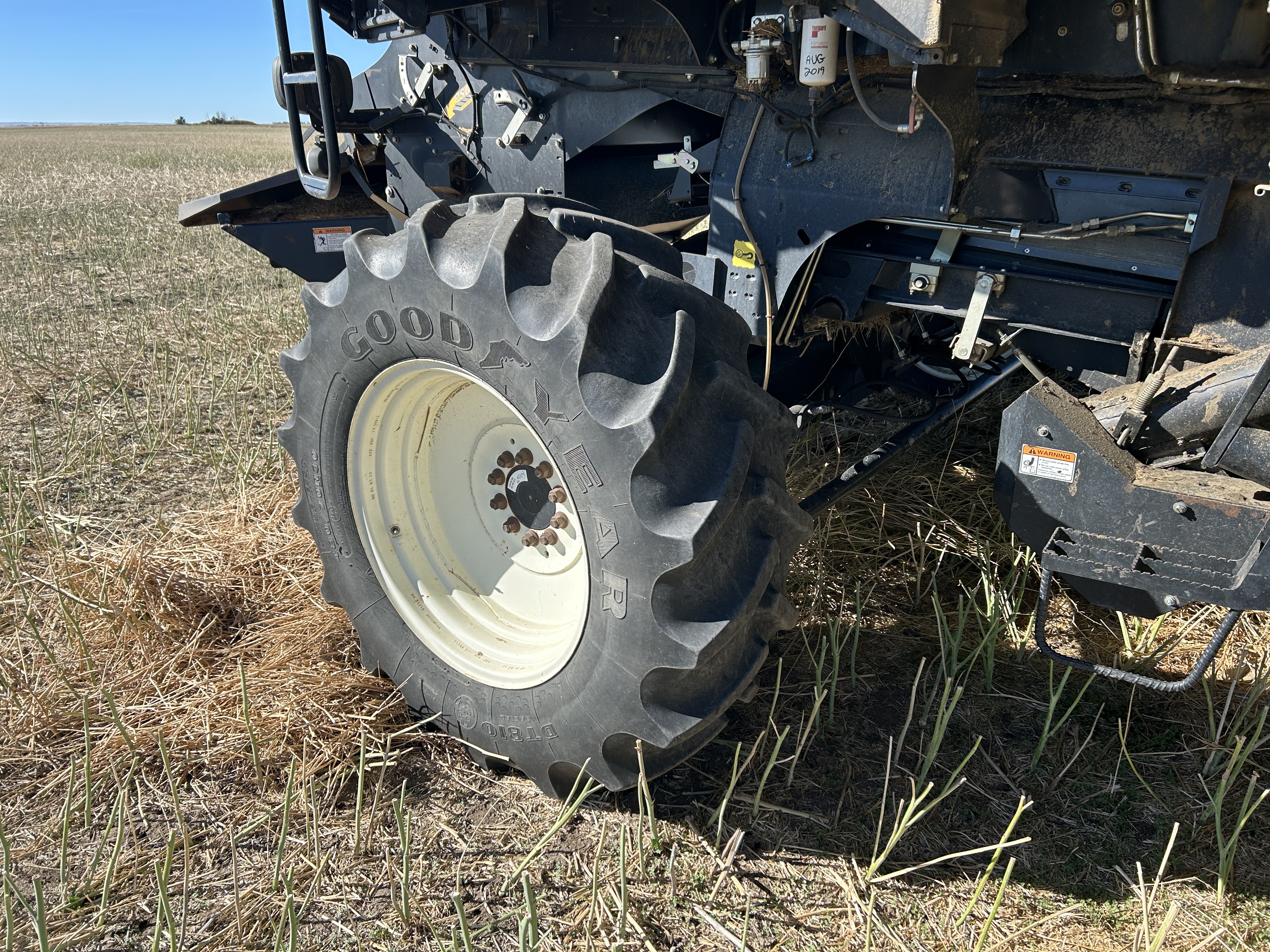 2010 New Holland CR9060 Combine