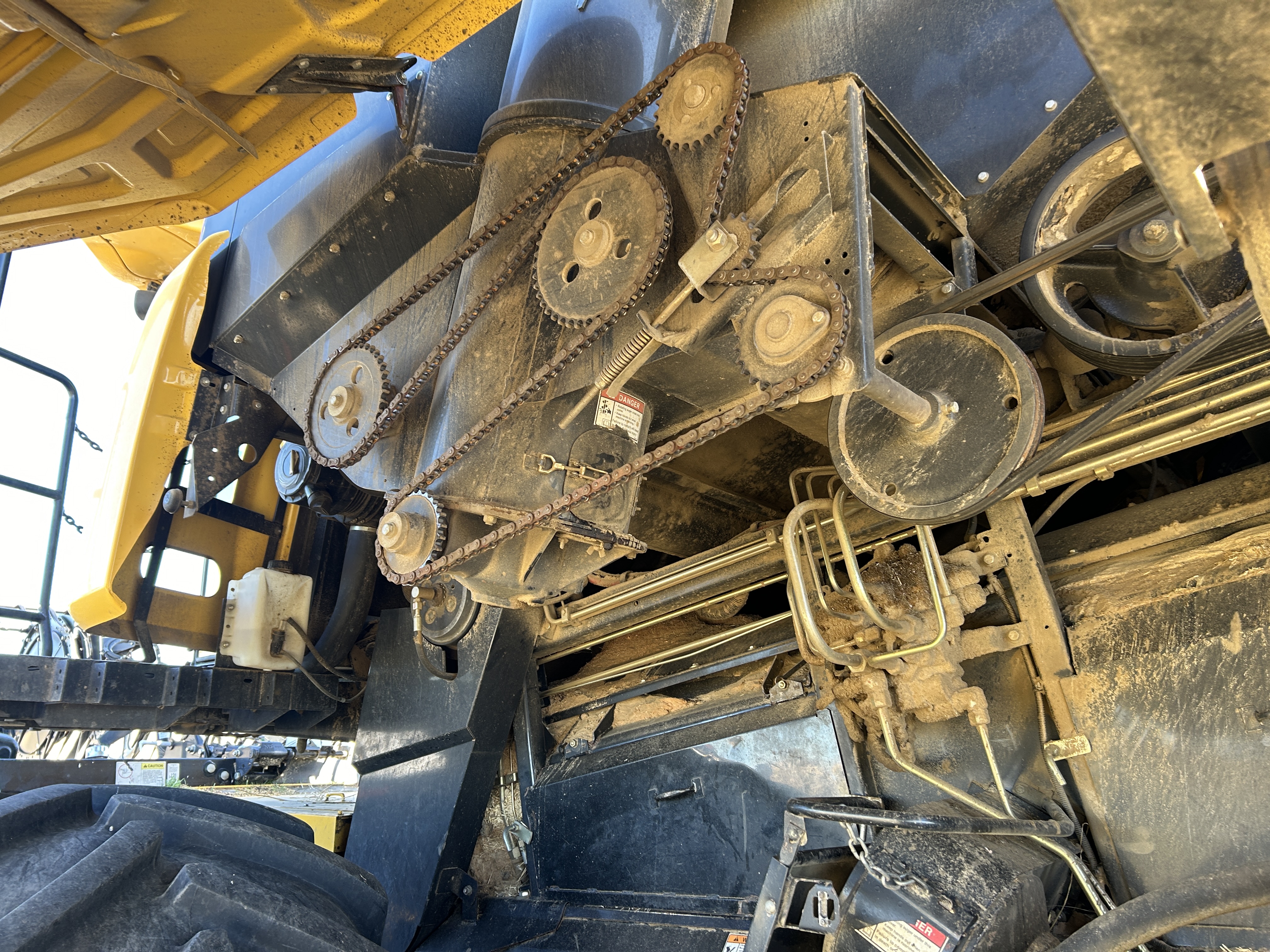 2010 New Holland CR9060 Combine