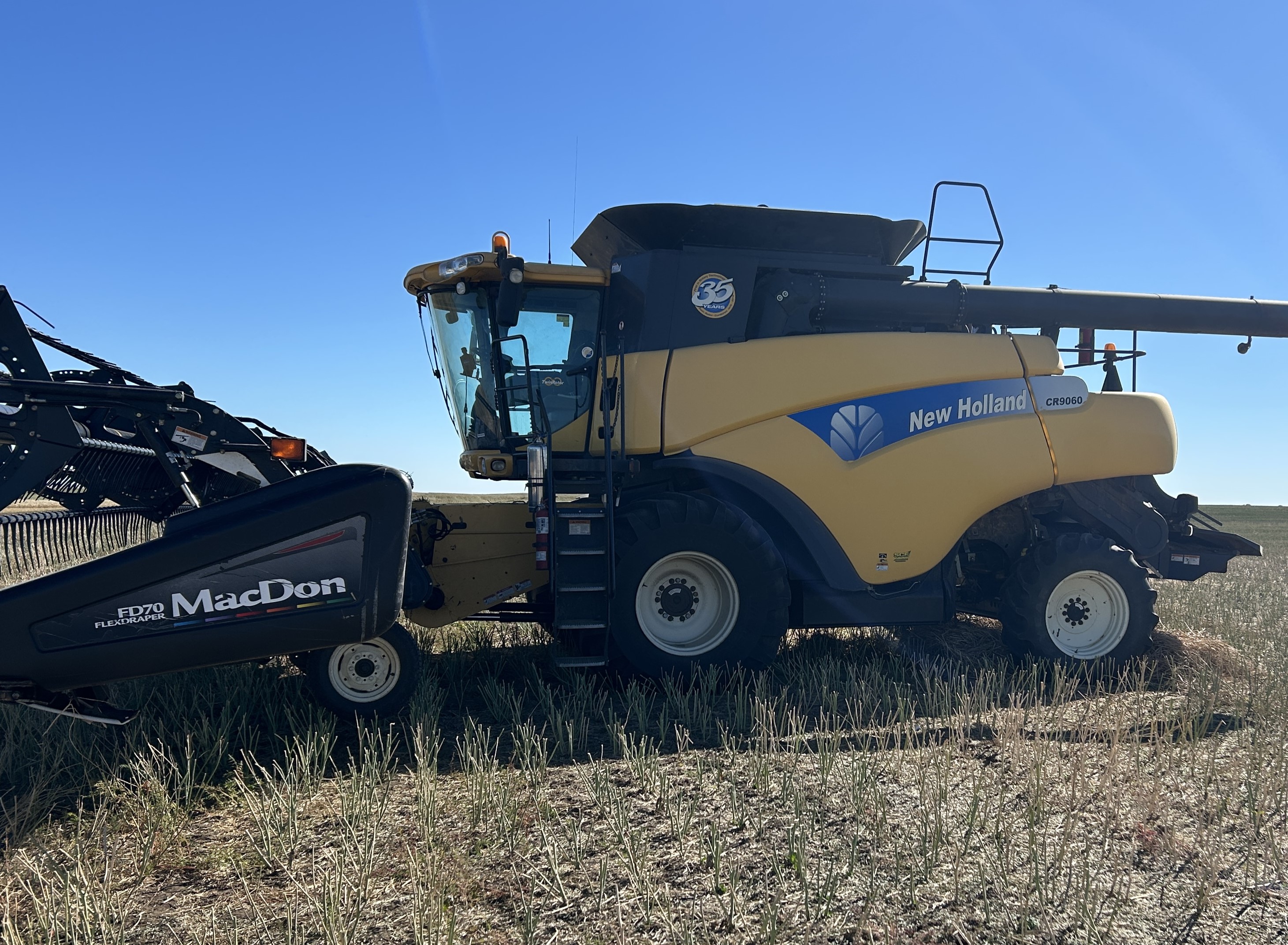 2010 New Holland CR9060 Combine