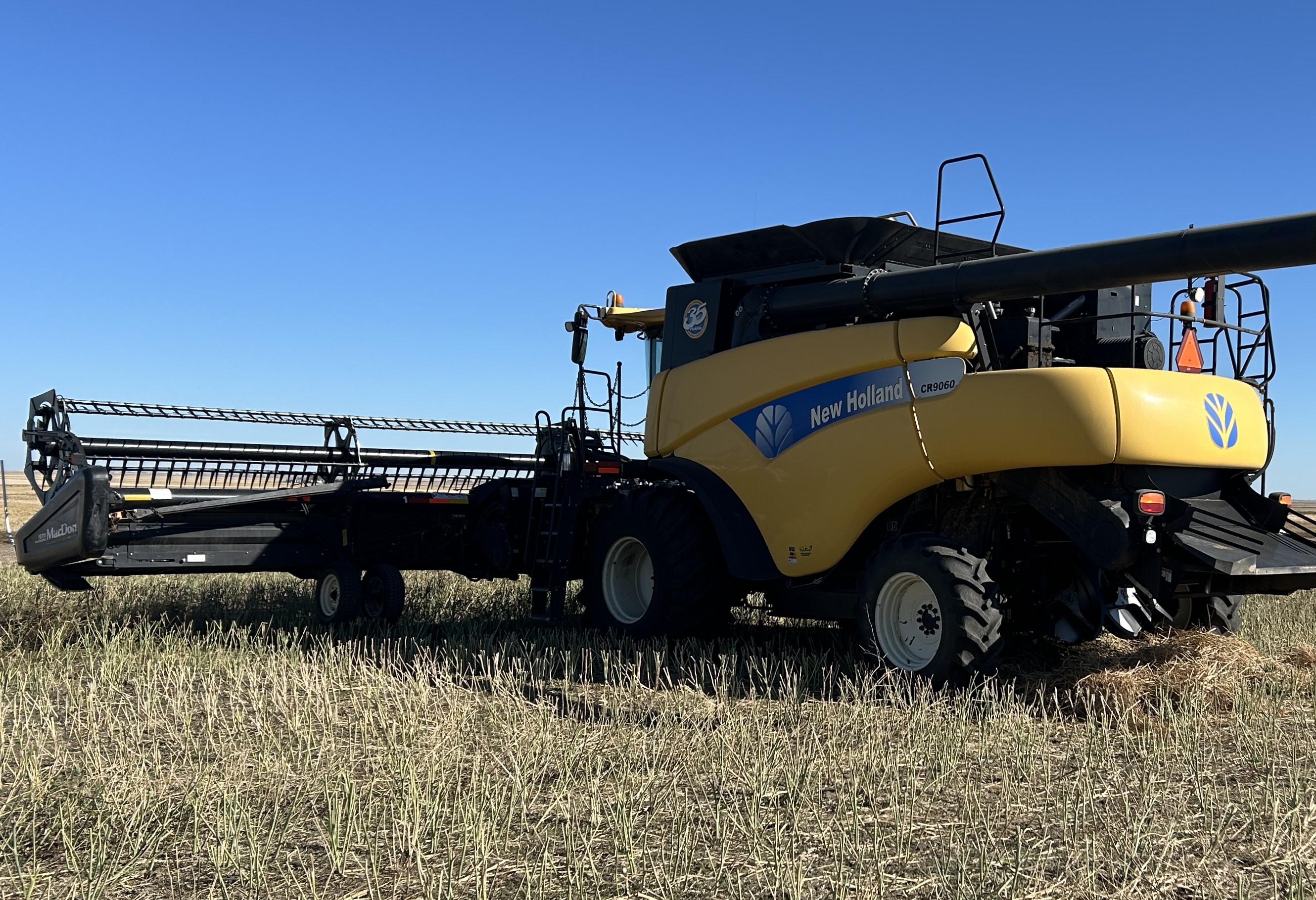 2010 New Holland CR9060 Combine