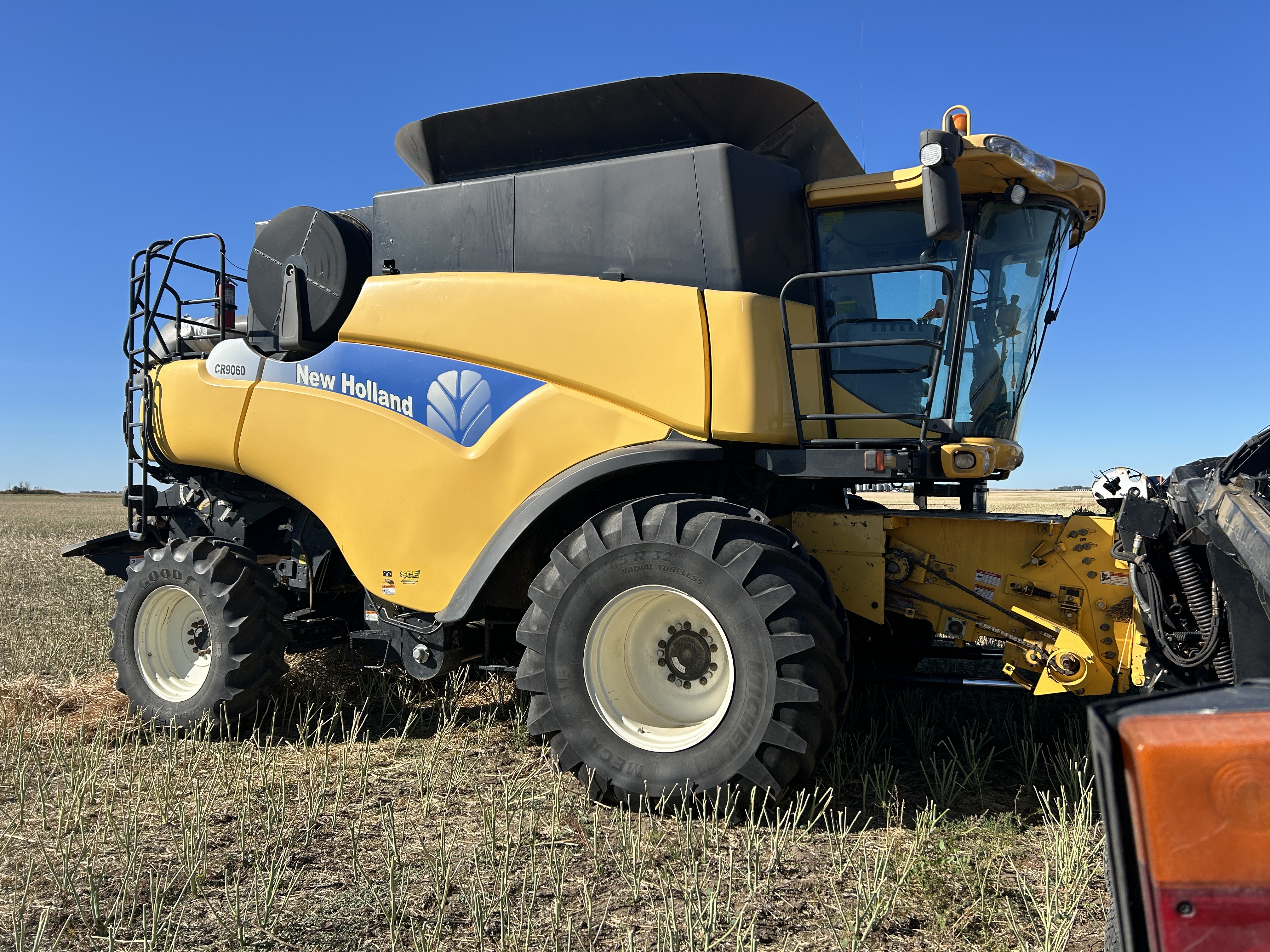 2010 New Holland CR9060 Combine