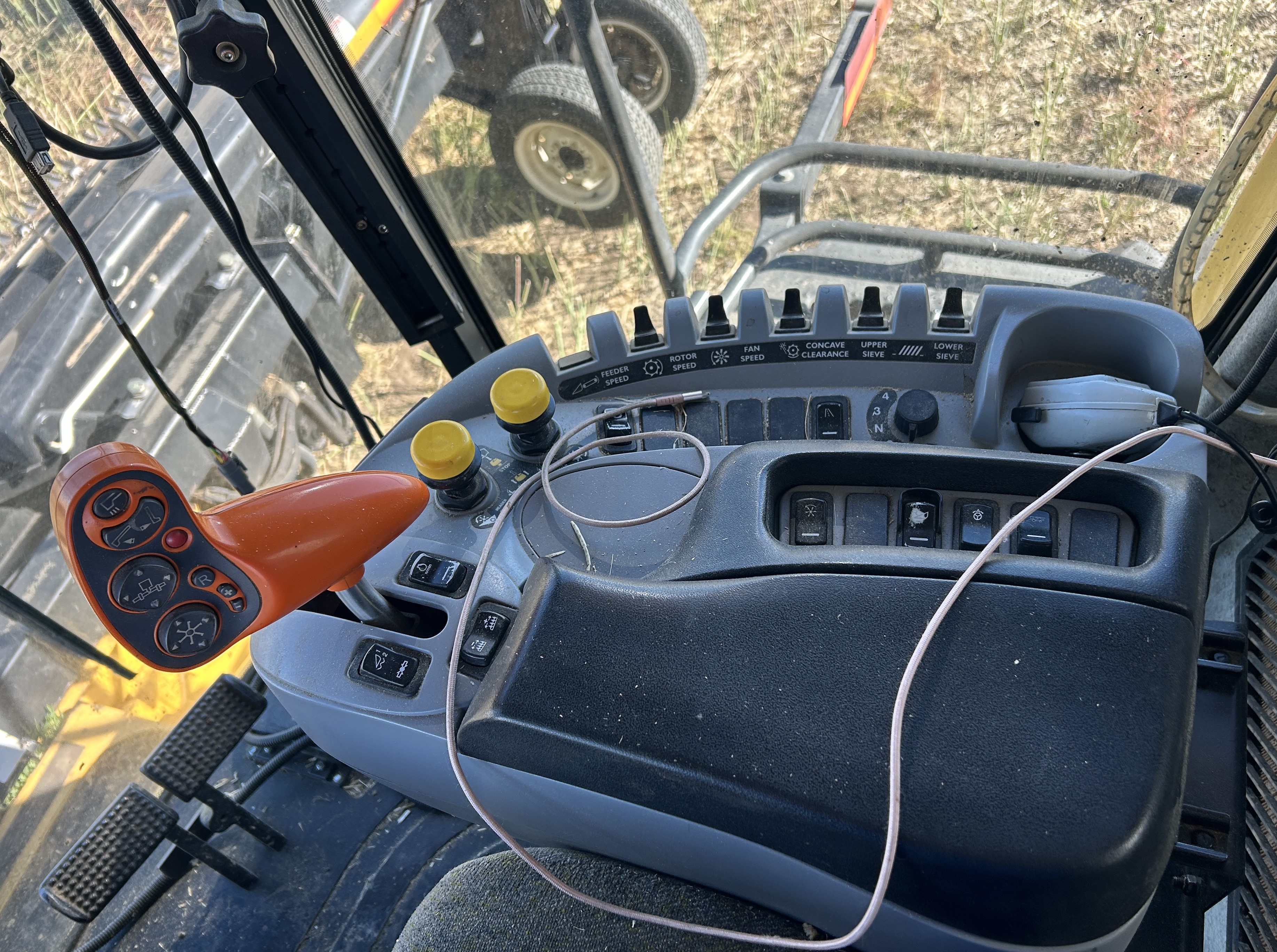 2010 New Holland CR9060 Combine