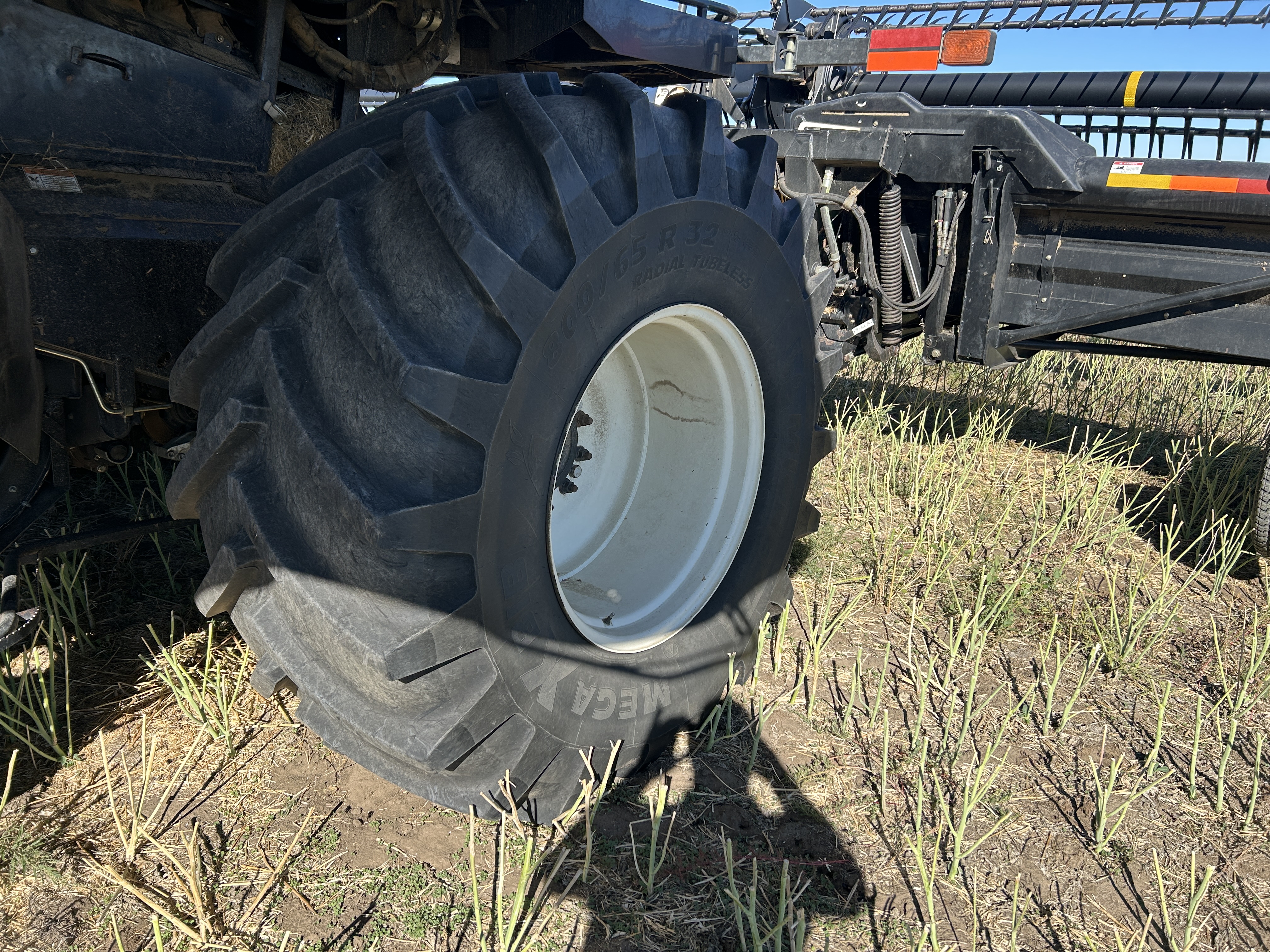 2010 New Holland CR9060 Combine