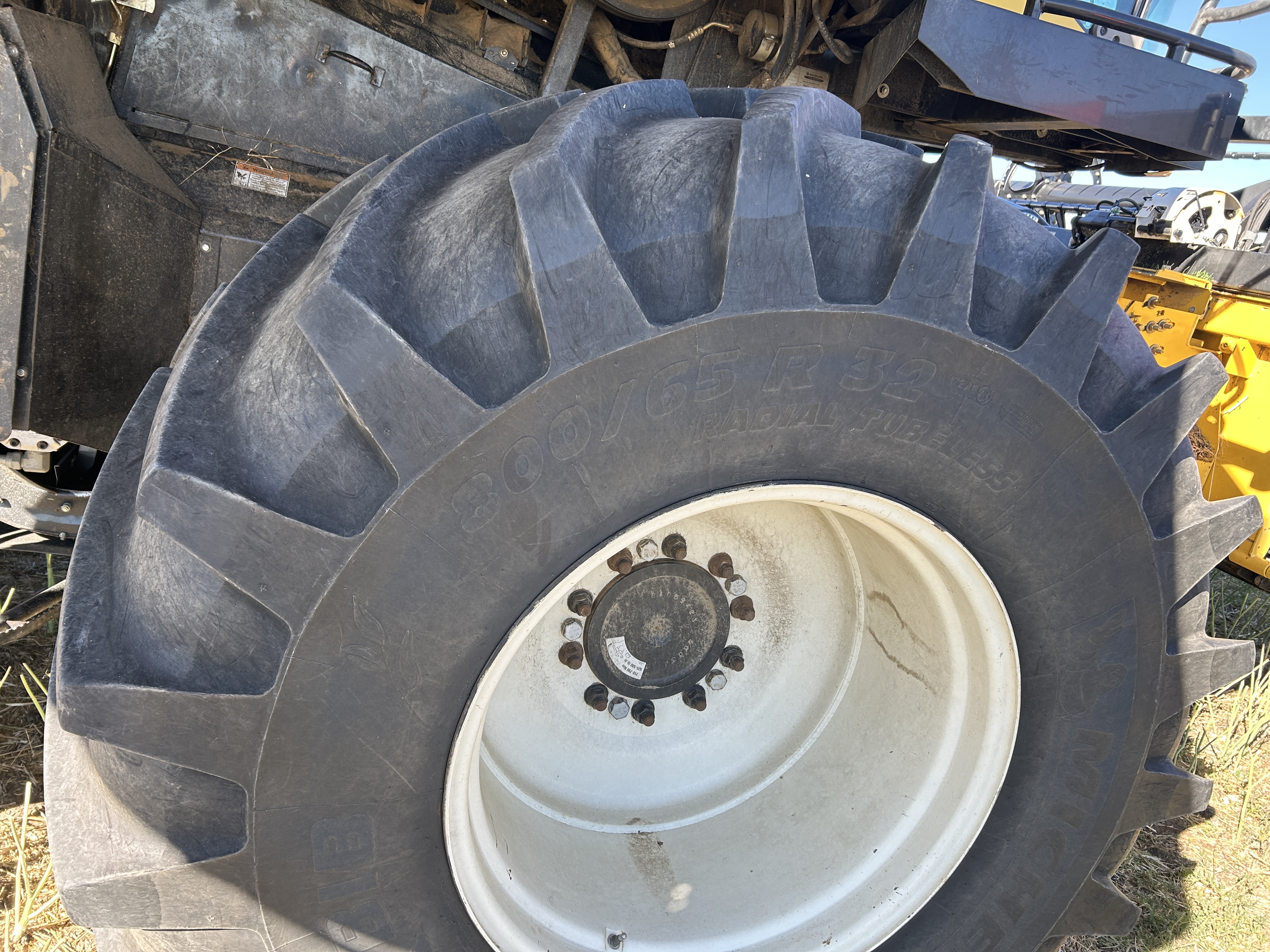 2010 New Holland CR9060 Combine