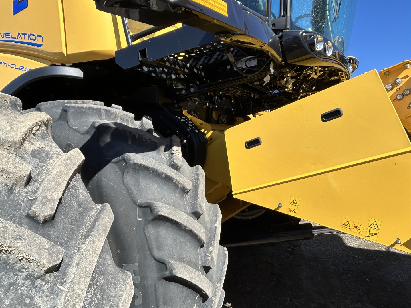 2023 New Holland CR8.90Z Combine