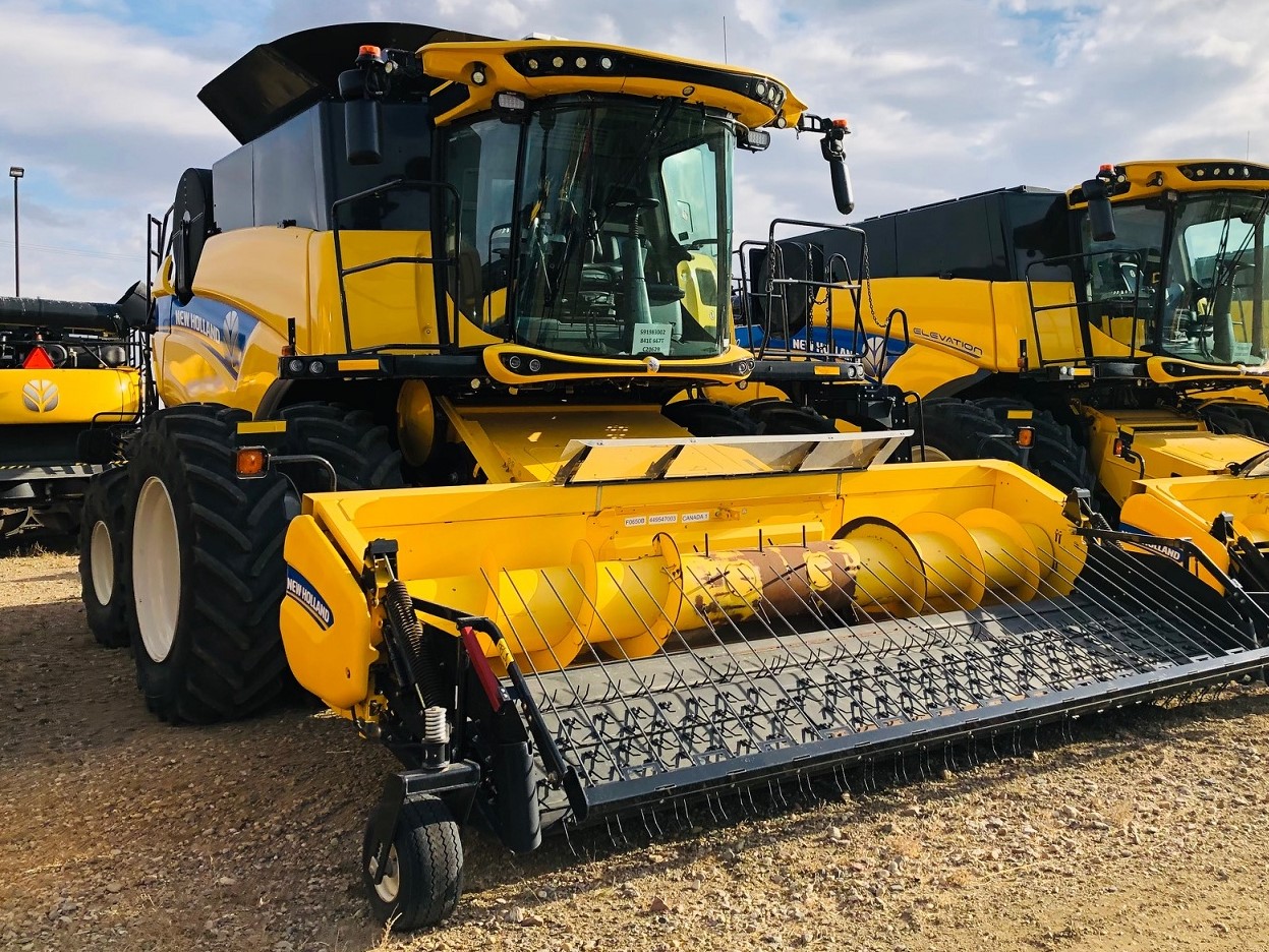 2017 New Holland CX8.90 Combine