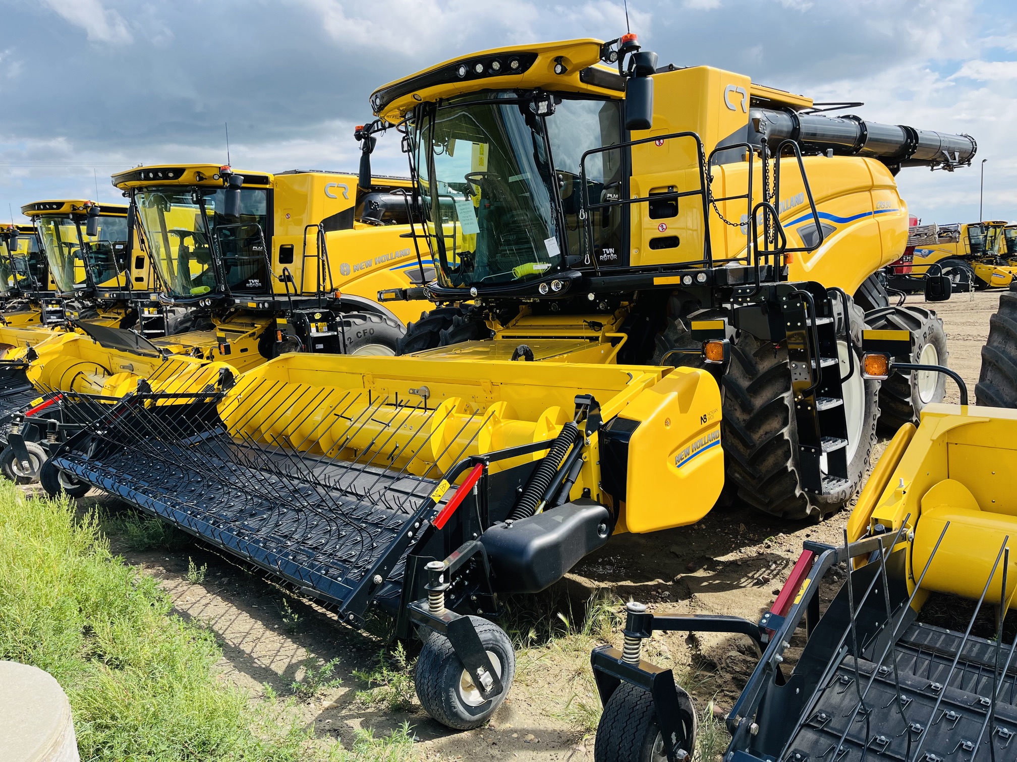 2025 New Holland CR9.90Z Combine