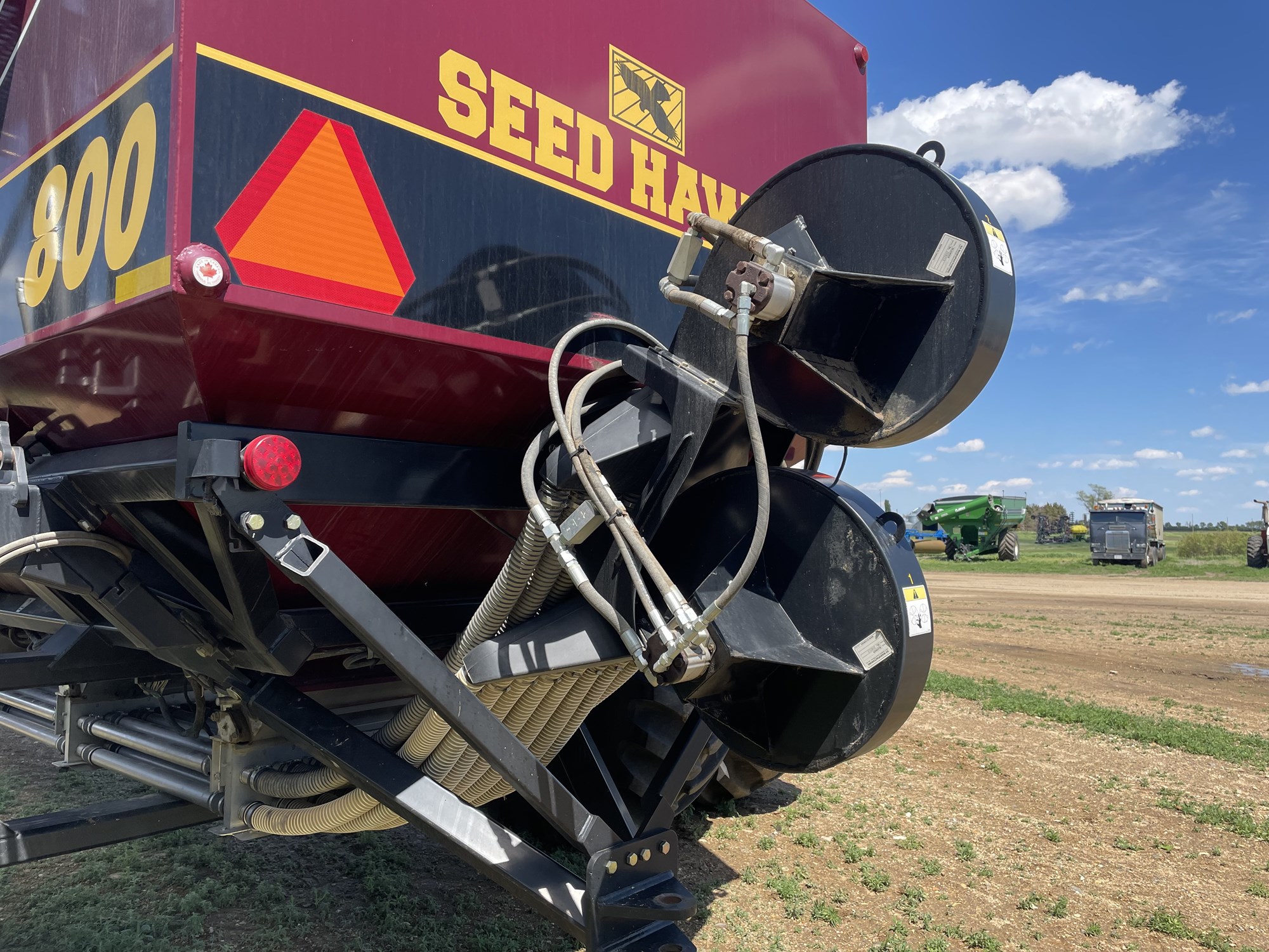 2015 Seed Hawk 7212 Air Drill & 800 Air Tank/Cart Air Drill