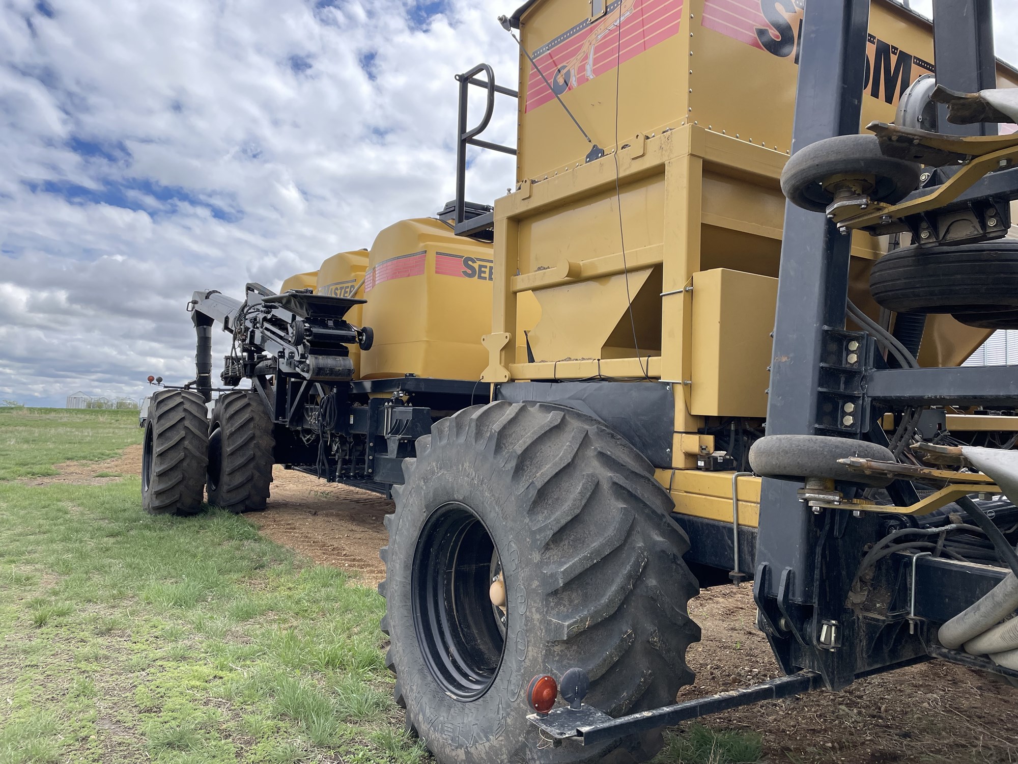 2015 Seed Master 7012 Air Drill & Nova 720 Air Tank/Cart Air Drill