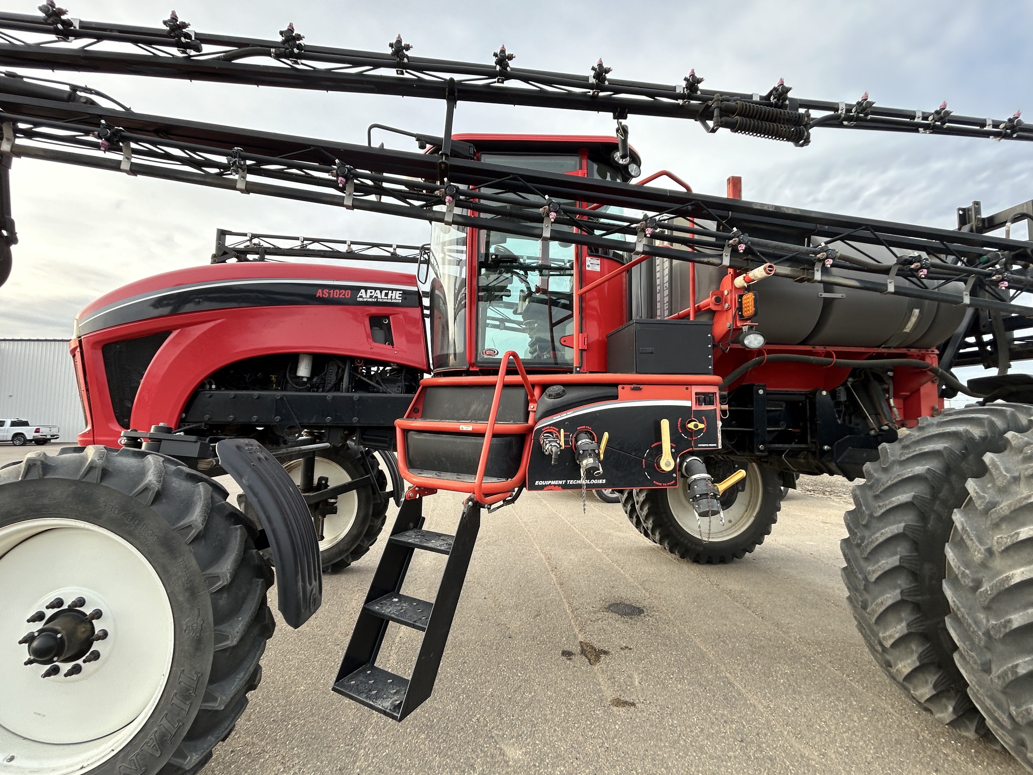 2013 Apache AS1020 Sprayer/High Clearance