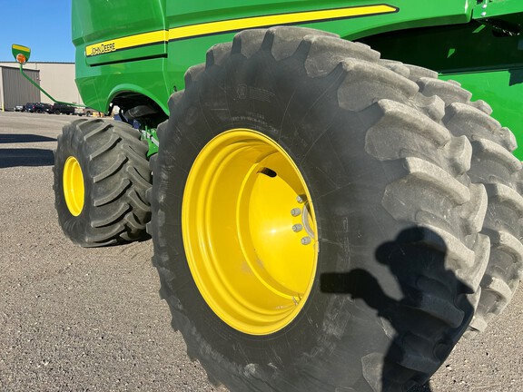 2017 John Deere S680 Combine