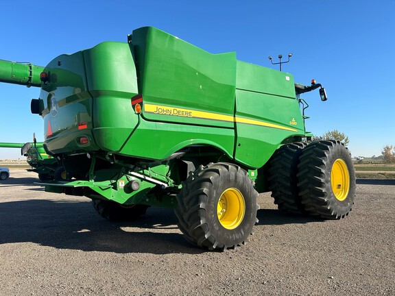 2017 John Deere S680 Combine