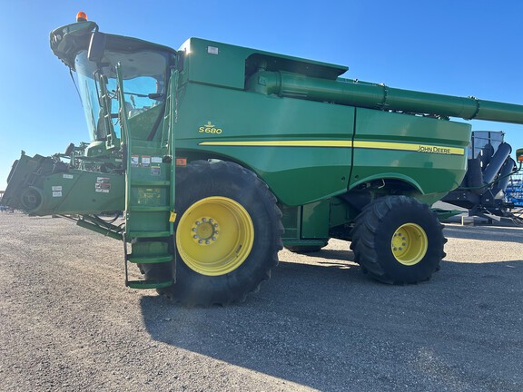 2017 John Deere S680 Combine