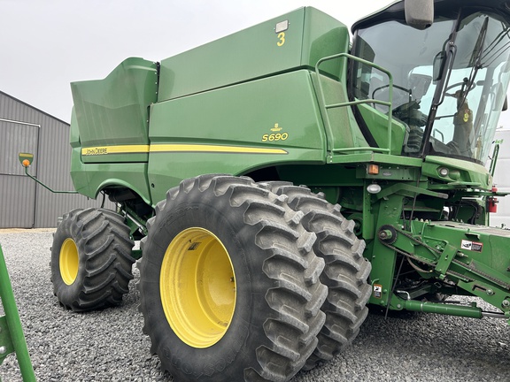 2015 John Deere S690 Combine