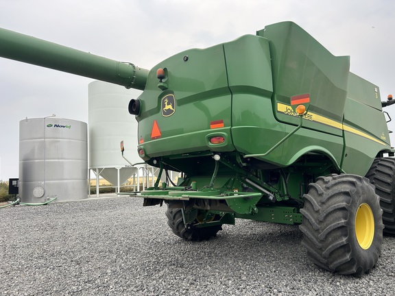 2015 John Deere S690 Combine