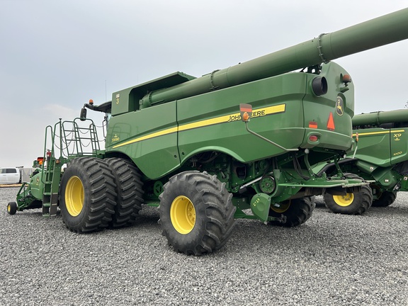 2015 John Deere S690 Combine