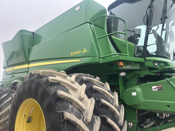 2015 John Deere S690 Combine