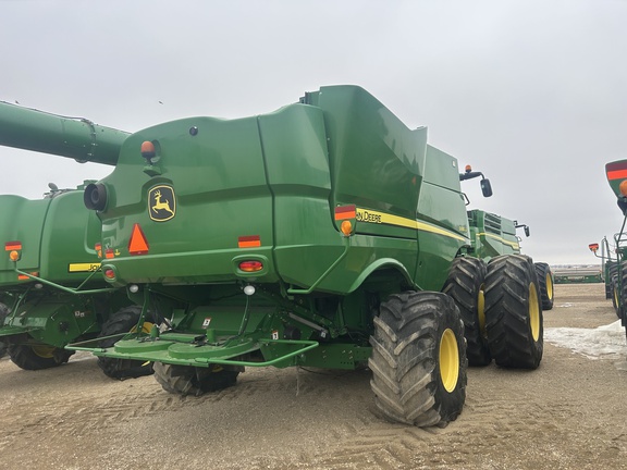 2015 John Deere S690 Combine