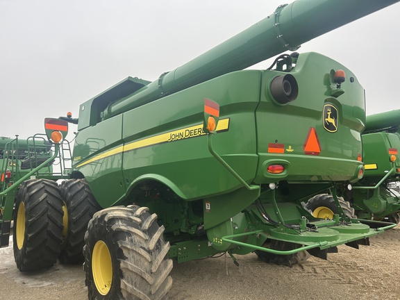 2015 John Deere S690 Combine