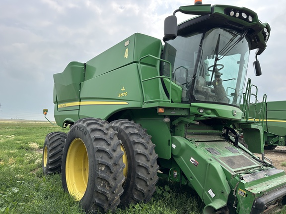 2016 John Deere S670 Combine