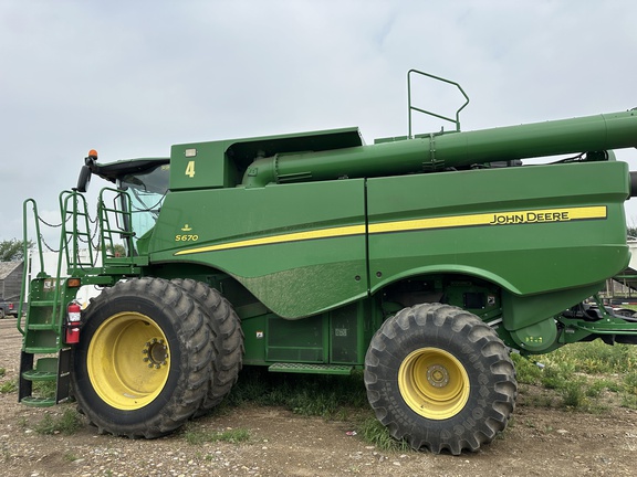 2016 John Deere S670 Combine