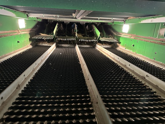 2016 John Deere S670 Combine