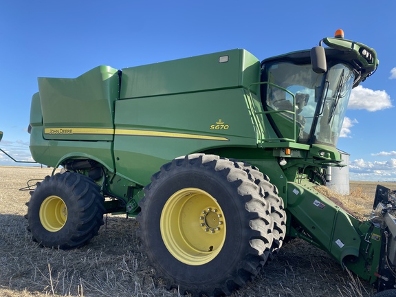 2015 John Deere S670 Combine