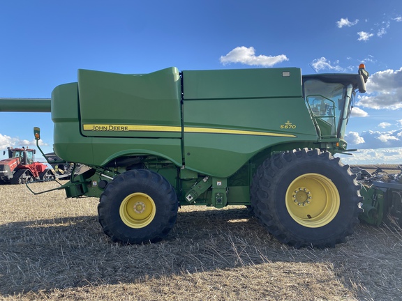 2015 John Deere S670 Combine