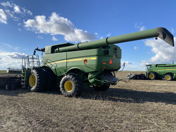 2015 John Deere S670 Combine