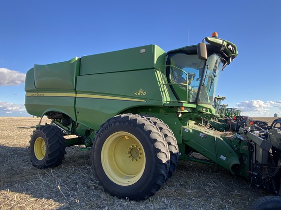 2013 John Deere S670 Combine