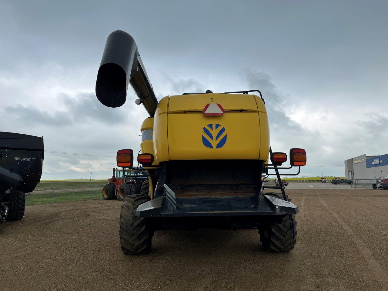 2008 New Holland CX8080 w/ 76C-14' Combine