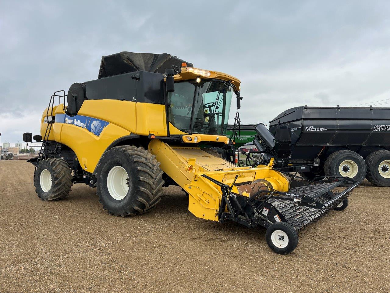 2008 New Holland CX8080 w/ 76C-14' Combine