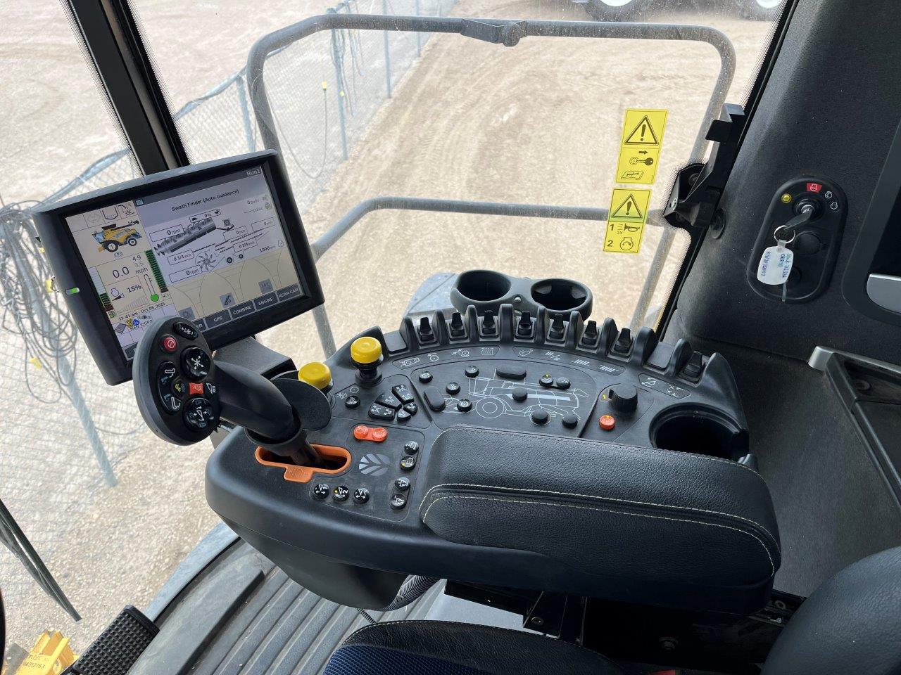 2021 New Holland CR8.90 Combine