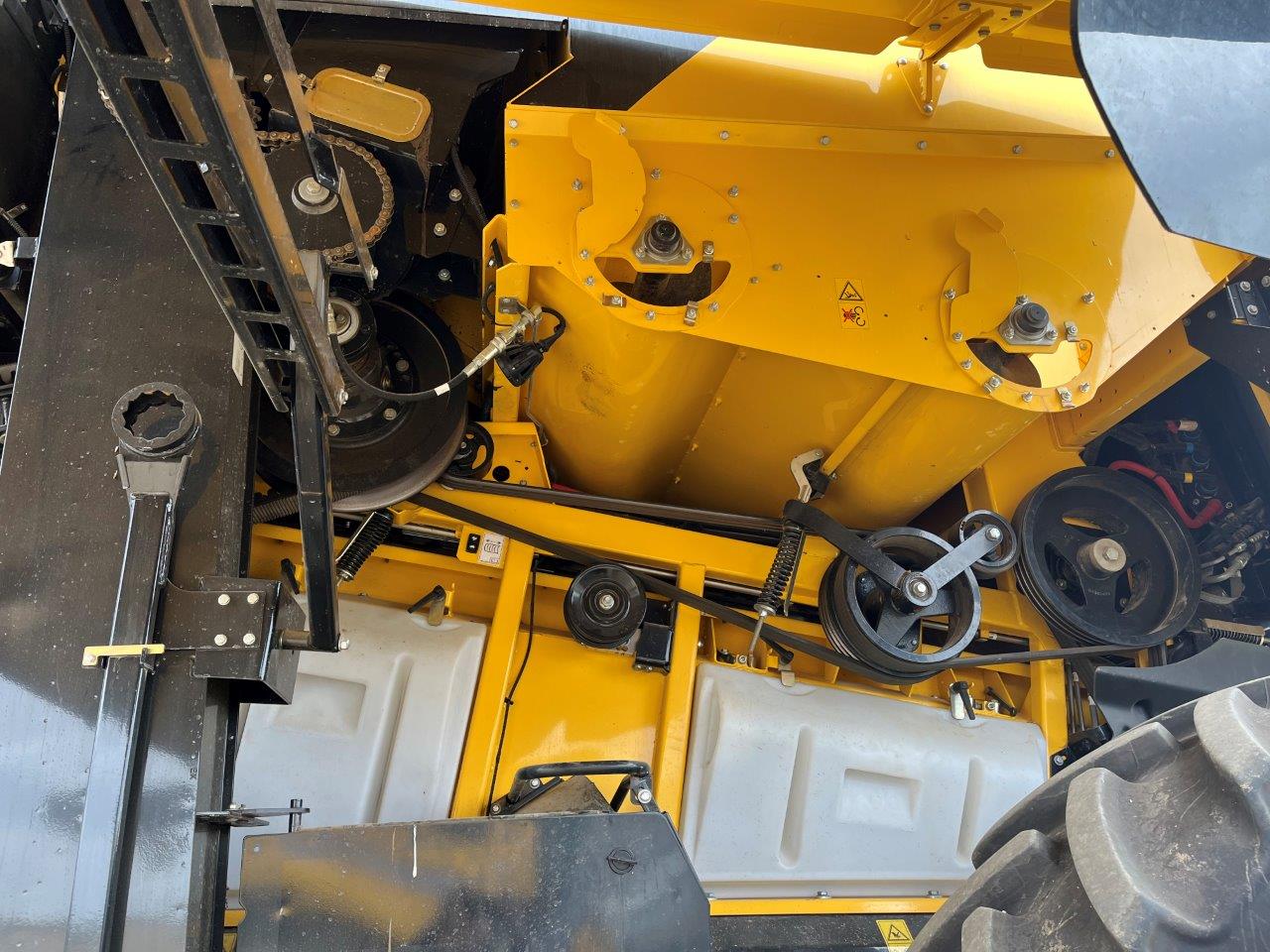 2021 New Holland CR8.90 Combine