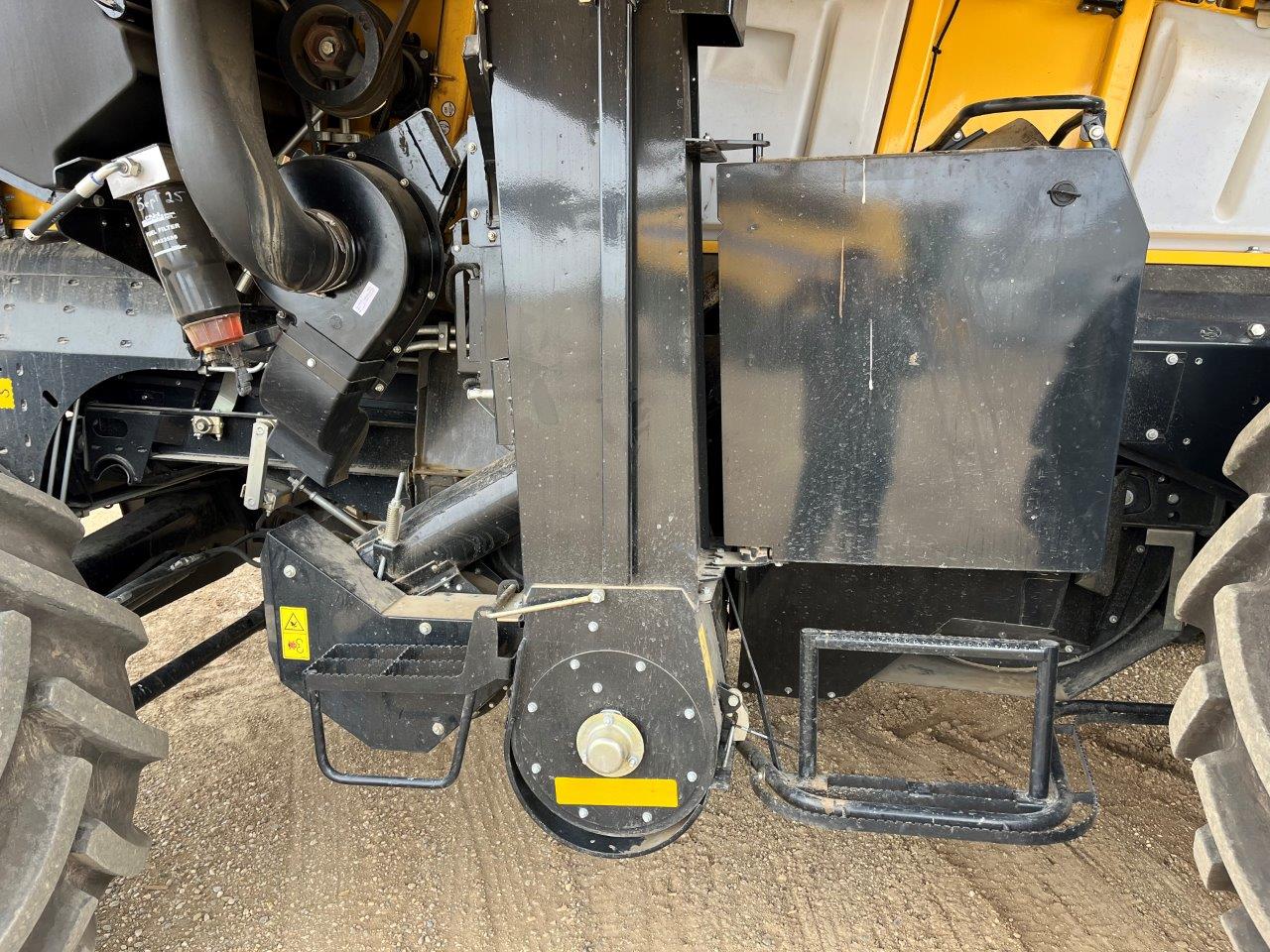 2021 New Holland CR8.90 Combine