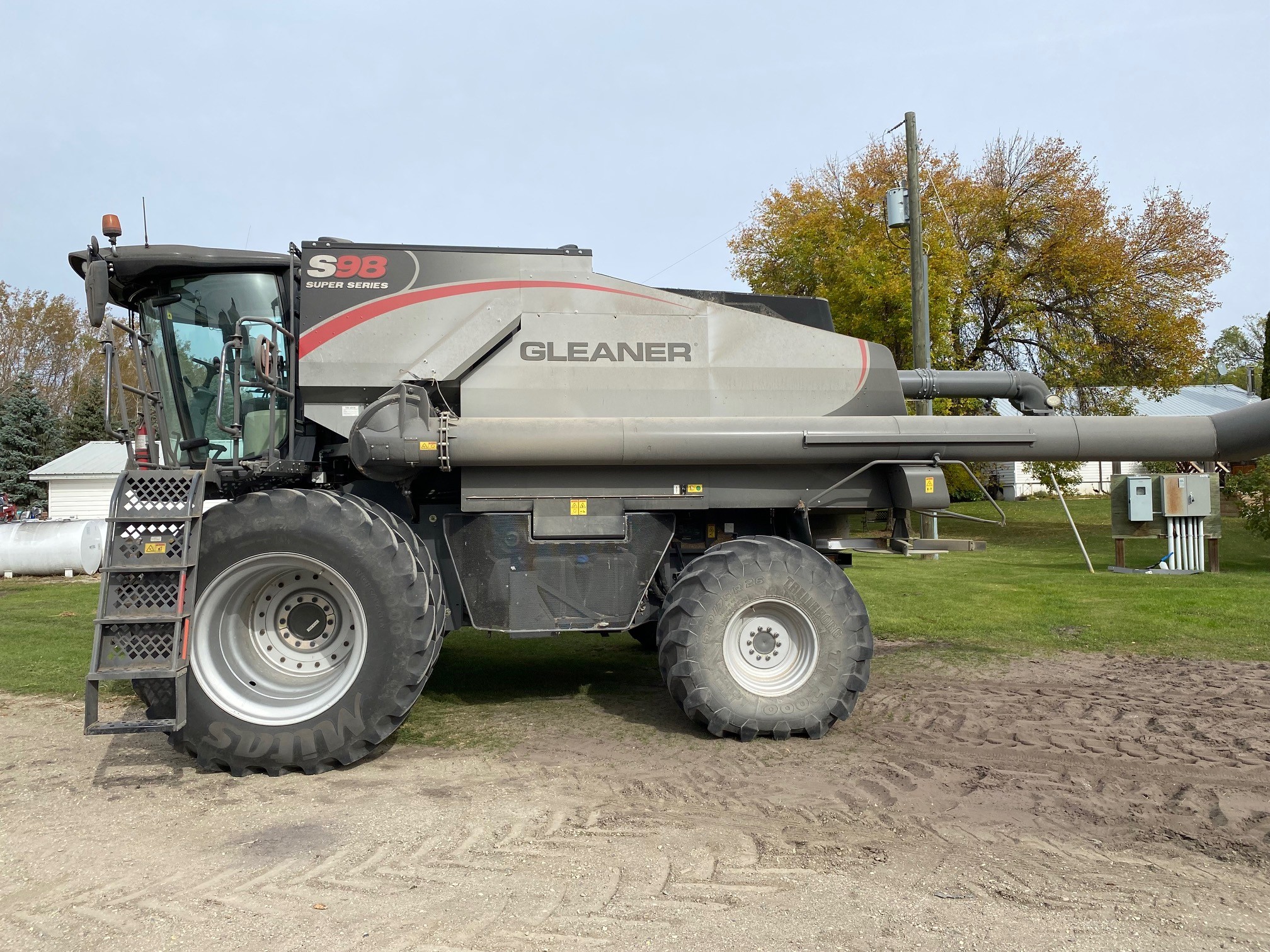 2017 AGCO Gleaner S98 Combine