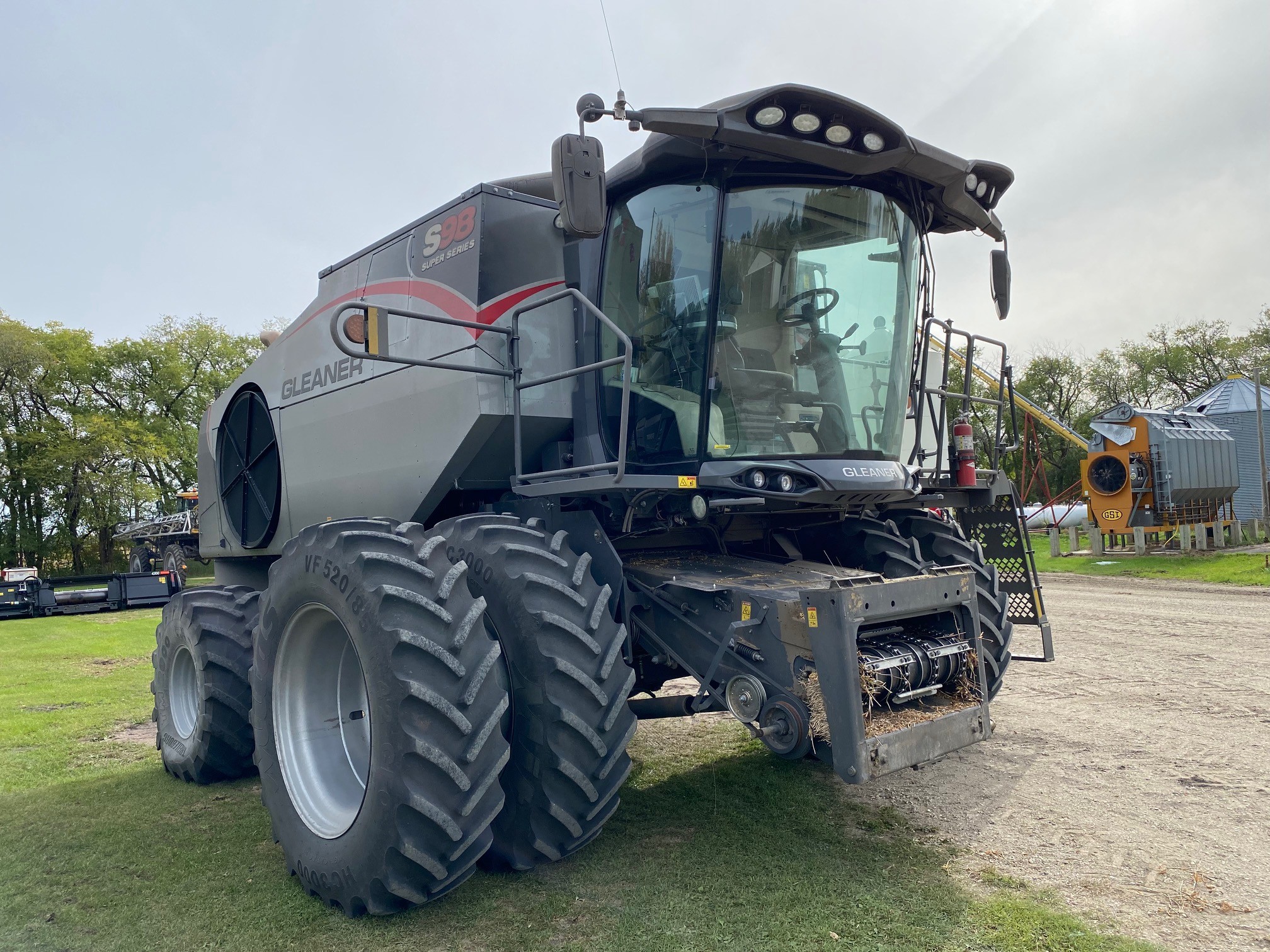 2017 AGCO Gleaner S98 Combine