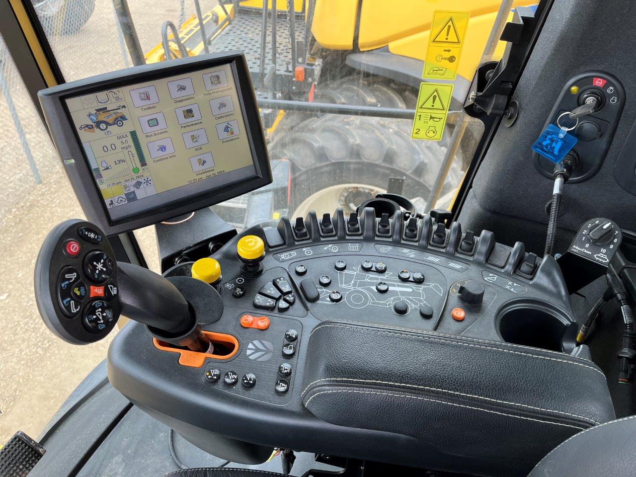 2023 New Holland CR8.90 Combine