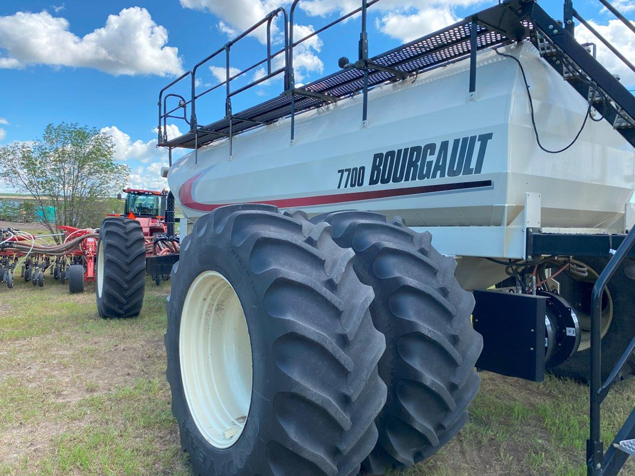 2014 Bourgault 3320QDA 76'10" w/ 7700 Air Drill