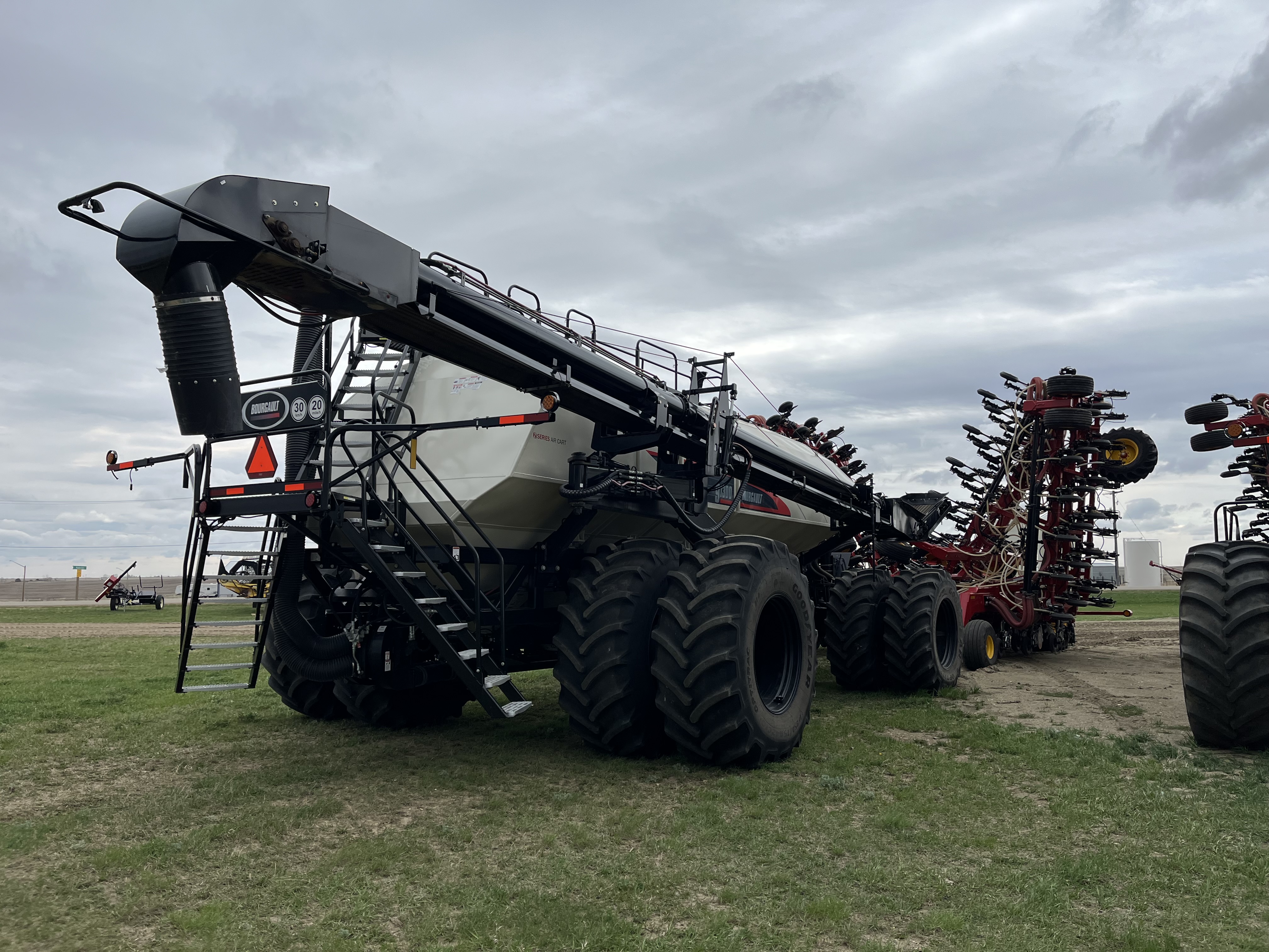 2022 Bourgault 3330SE 80'10" w 91300 Air Drill