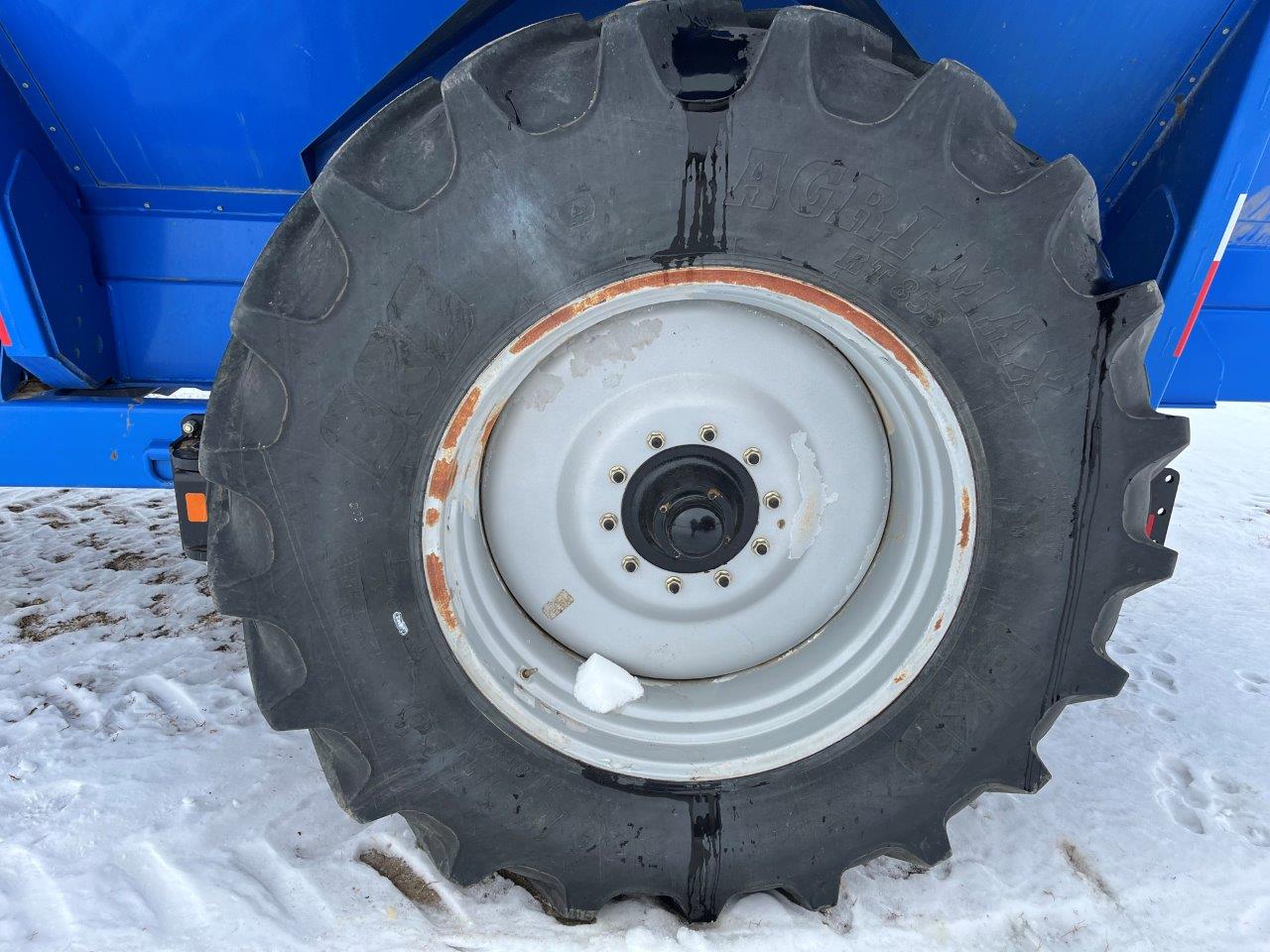 2011 Demco 1400 Grain Cart