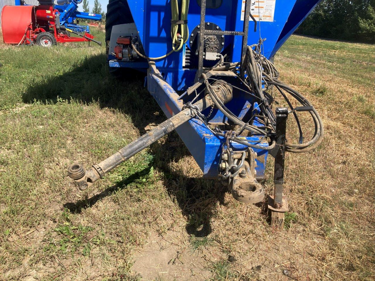 2011 Demco 1400 Grain Cart