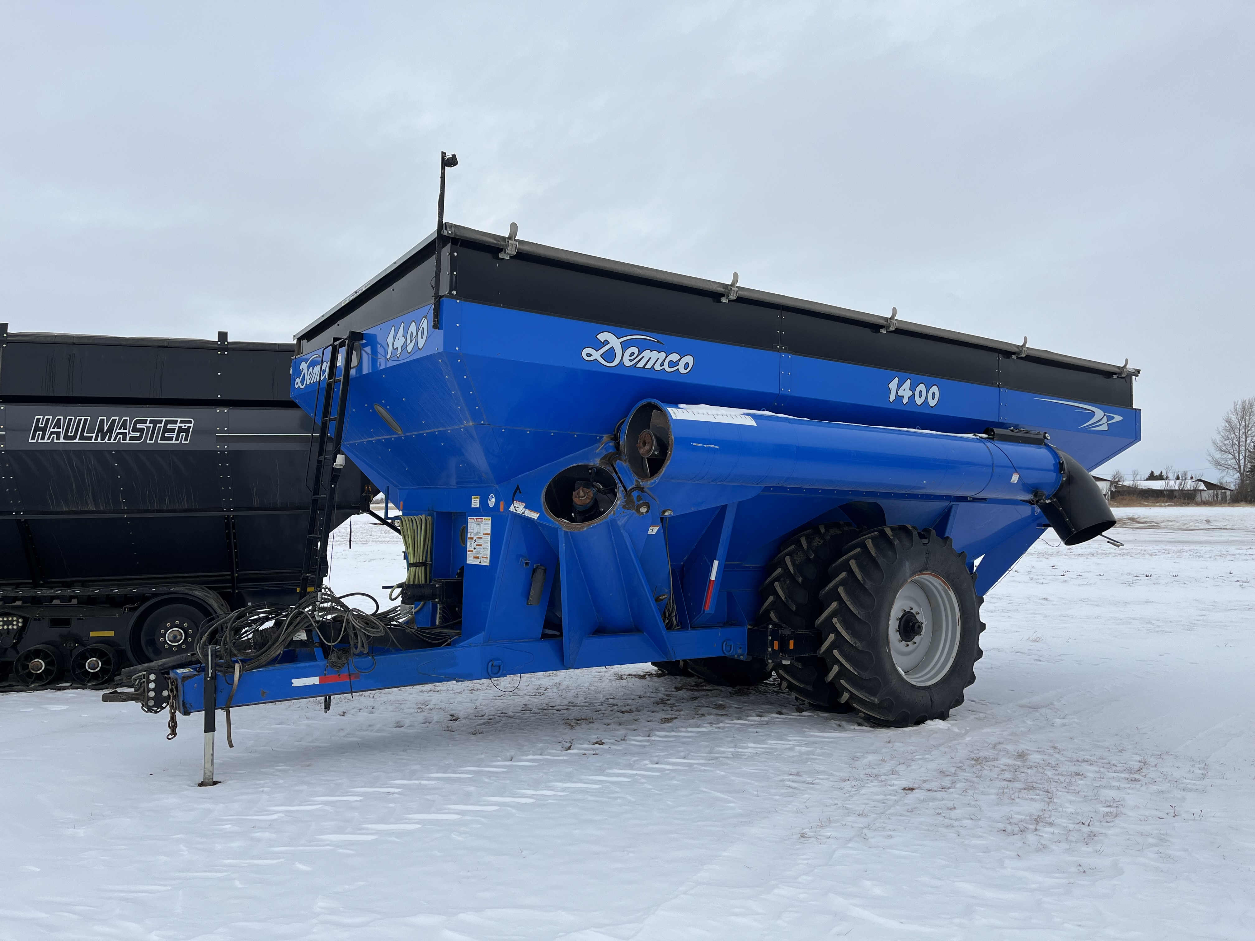 2011 Demco 1400 Grain Cart