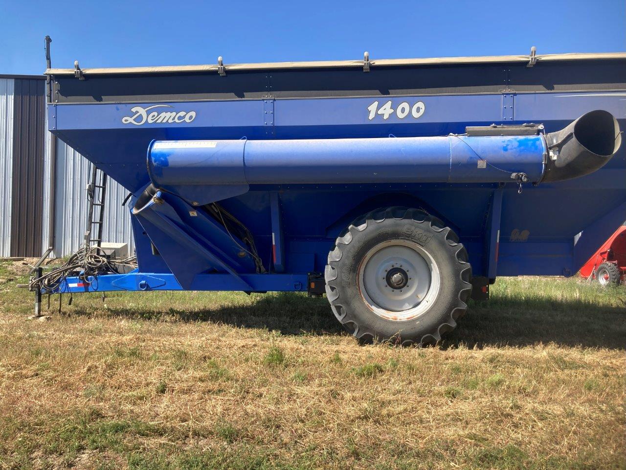 2011 Demco 1400 Grain Cart